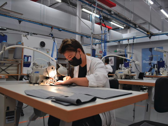 Roubaix accueille EPICC depuis octobre dernier. Une école d'un nouveau genre qui forme des jeunes en décrochage à la production industrielle de couture et confection.